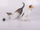 deux figurines représentant un chat et un chien assis l'un à côté de l'autre
