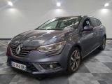 la voiture grise est garée sur un sol en damier dans le garage
