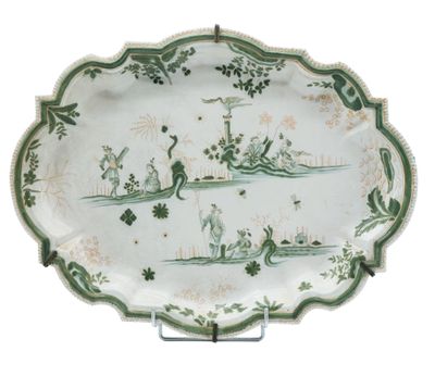 un plateau orné d'un motif vert et blanc