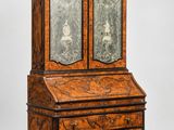 une vieille armoire en bois surmontée d'un miroir