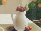 un tableau représentant un vase rempli de fraises et de pêches posé sur une table