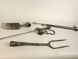 un grand nombre d'outils posés sur une table