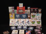 de nombreux types de bonbons et de boîtes de bonbons sur la table