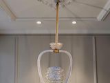 un lustre suspendu au plafond d'une pièce