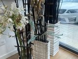 deux vases remplis de fleurs posés sur une table