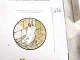 une image représentant un livre sur lequel figure l'image d'un homme vêtu d'une robe blanche