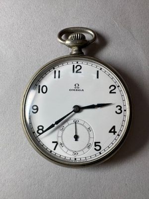 gros plan d'une montre de poche sur une surface blanche