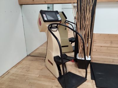 une machine qui se trouve dans le coin d'une pièce