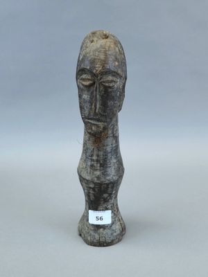 un gros plan sur une sculpture en bois représentant une tête humaine