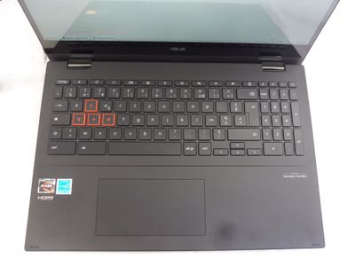 un ordinateur portable muni d'un clavier, posé sur une table