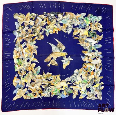 une image représentant un foulard carré orné d'oiseaux et de fleurs