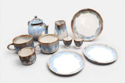 un ensemble d'assiettes et de tasses bleues et blanches posées sur une table