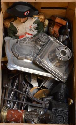 une boîte remplie d'objets assortis qui s'y trouvent
