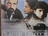 L'affiche du film « Attention » est posée sur une table en bois.