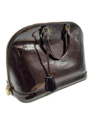 une image représentant un sac à main marron sur fond blanc