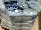 de nombreux pots de peinture posés sur une palette dans un entrepôt