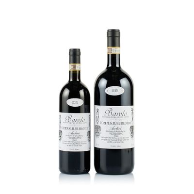 deux bouteilles de vin posées l'une à côté de l'autre sur une surface blanche