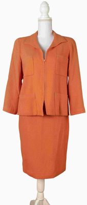 un tailleur-jupe orange sur un mannequin, un mannequin, un mannequin, un mannequin, un mannequin, un mannequin, un mannequin, un mannequin, un mannequin, un mannequin, un mannequin, un mannequin, un mannequin, un mannequin, un mannequin, un mannequin, un mannequin, un mannequin, un mannequin, un mannequin, un mannequin, un mannequin, un mannequin, un mannequin, un mannequin, un mannequin, un mannequin, un mannequin, un mannequin, un mannequin, un mannequin, un mannequin