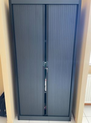 deux portes ouvertes dans une pièce