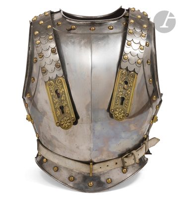 un gros plan d'une armure métallique sur fond blanc