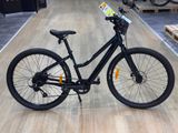 un vélo posé par terre dans un magasin