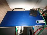 un gros plan d'un ordinateur portable posé sur une table en bois
