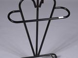 un porte-parapluies noir orné d'un parapluie en forme de cœur