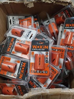 une boîte en carton remplie de piles orange
