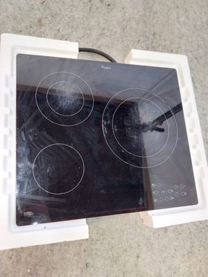 une plaque de cuisson blanche sur laquelle se trouve un brûleur noir