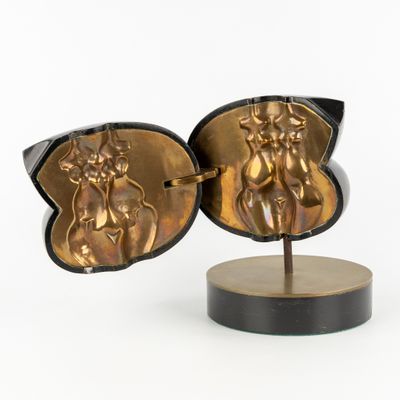 paire de boucles d'oreilles en or et noir représentant un cheval et un cavalier