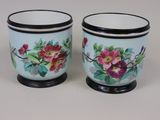 deux tasses ornées de fleurs, posées sur une table