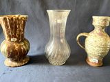 trois vases placés les uns à côté des autres sur un fond bleu