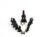 une image représentant un groupe de figurines en bronze posées sur une surface blanche