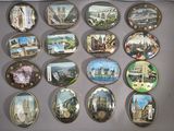 beaucoup d'assiettes sur lesquelles sont représentées différentes villes