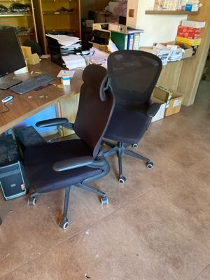 un bureau équipé d'un ordinateur et d'un moniteur