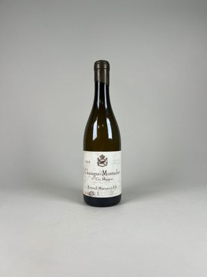 une bouteille de vin posée sur une table