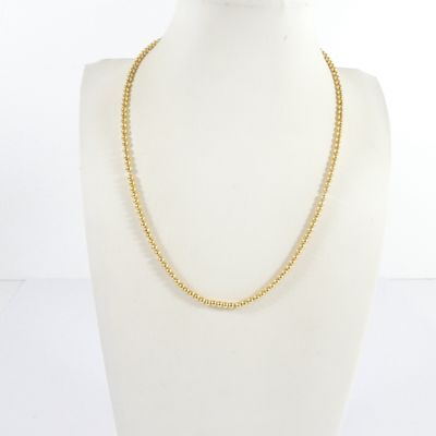gros plan d'un collier sur un mannequin mannequin