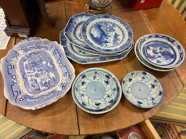 Ensemble de plats, d'assiettes et coupelles en porcelaine asiatiq
