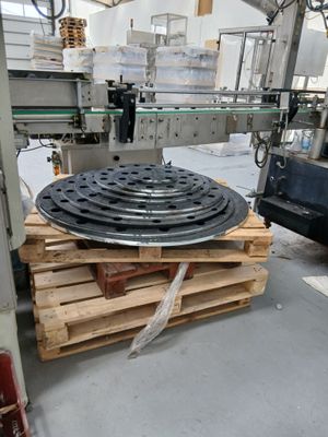 une image d'une machine qui travaille sur un morceau de bois