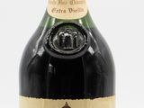une image d'une bouteille de vin sur fond blanc