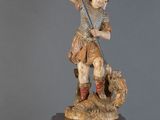 une image représentant la statue d'un homme tenant une épée, posée sur une table