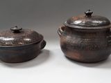 deux casseroles posées l'une à côté de l'autre sur une table