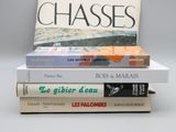 trois livres sont empilés sur une table