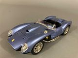 une image représentant la maquette d'une voiture de course bleue