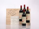 trois bouteilles de vin rouge posées à côté d'une caisse en bois