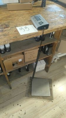une table en bois sur laquelle est posé un ordinateur portable