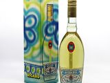 une bouteille d'alcool posée à côté d'une boîte