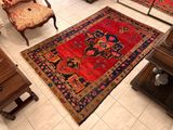 un tapis rouge posé au sol dans un salon