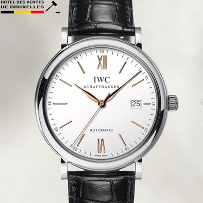 un gros plan d'une montre-bracelet avec un cadran blanc et un bracelet en cuir noir