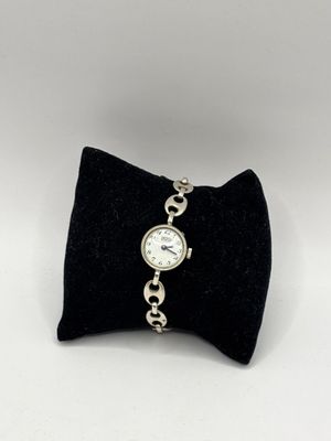 gros plan d'une montre-bracelet entourée d'une chaîne